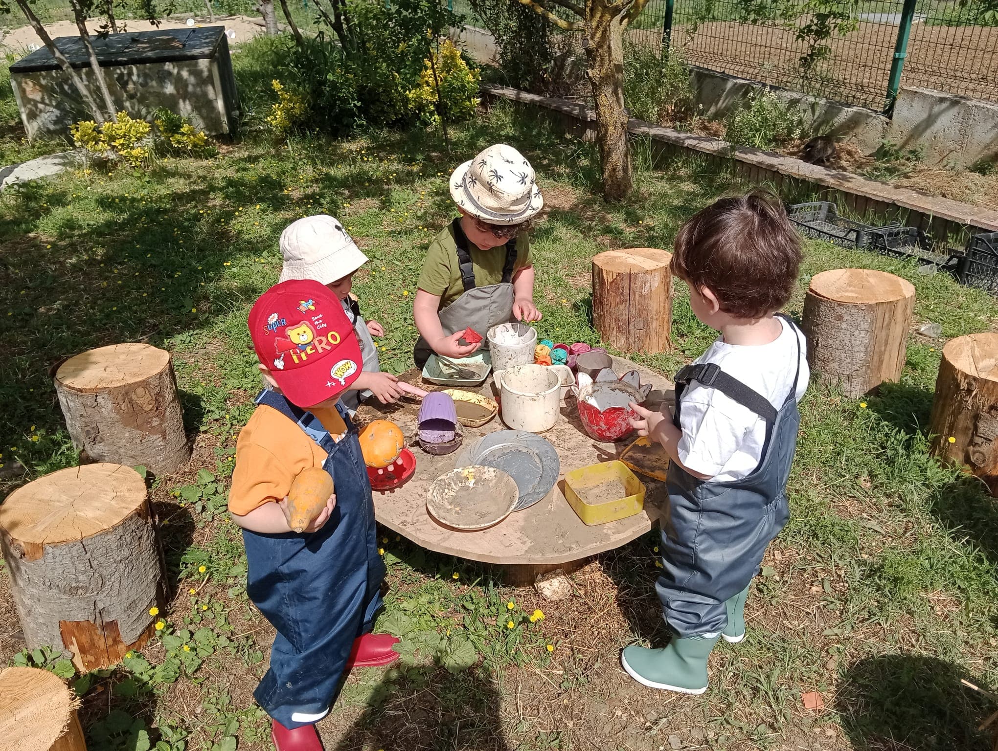 Mutlu oynayan çocuklar